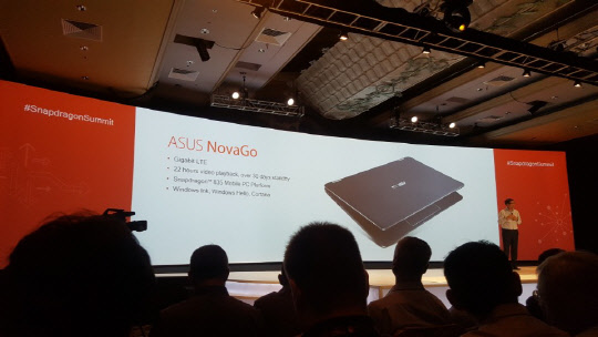 PC 업체 아수스는 5일(현지시간) 미국 하와이 마우이섬에서 열린 '2017 스냅드래곤 테크 써밋' 행사에서 PC용 칩세트인 스냅드래곤 845를 탑재한 LTE 노트북PC '노바고'를 공개했다. 아수스 관계자가 노바고를 소개하고 있다.